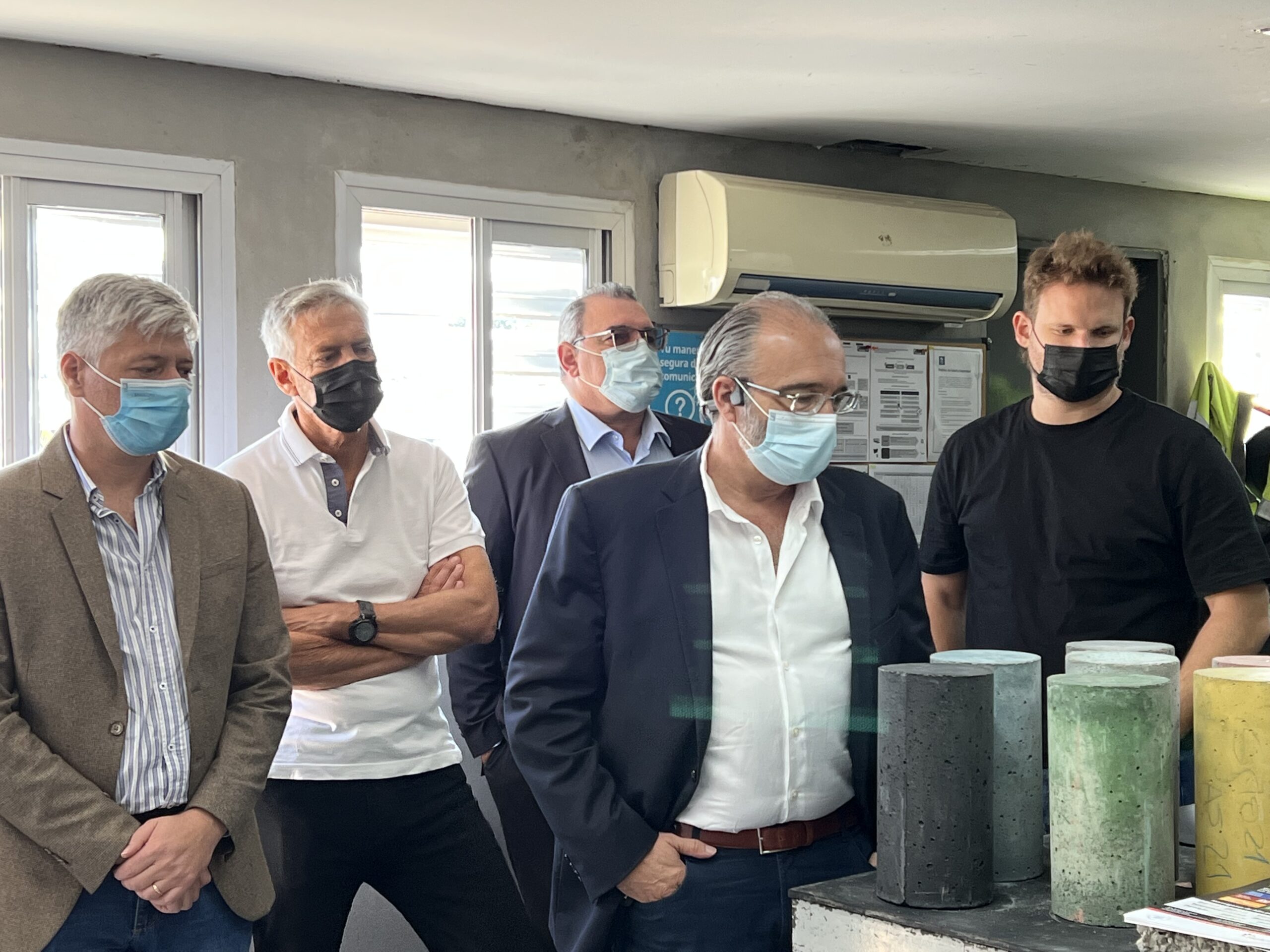Integrantes del Clúster junto al ministro López visitan la planta de Holcim